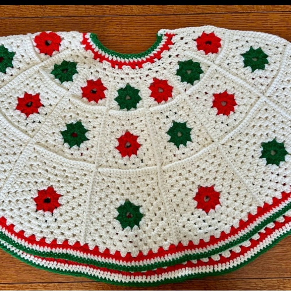 Handmade Ivory Red Green embroidered Tree Skirt | Excellent Condition